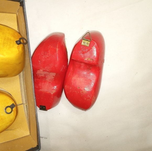 𝅺2 pairs of Vintage Hand Painted Holland Windmill Wooden Dutch Shoes. - Picture 5 of 10
